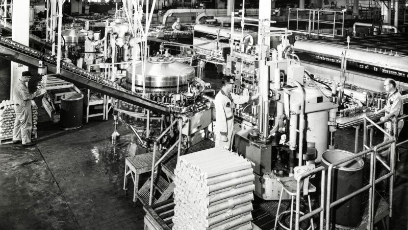 Archive photo (Milwaukee Beer Museum) The Schlitz Bottling Floor, c. 1666.