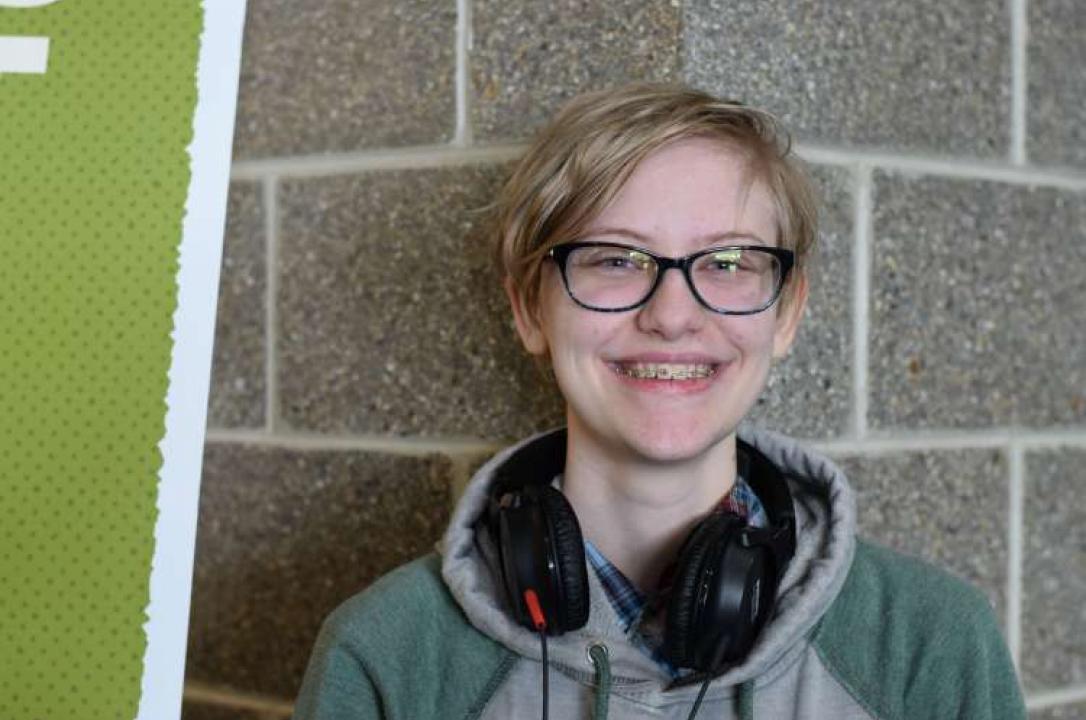 Photo of teenager Leelee Everett smiling at the camera